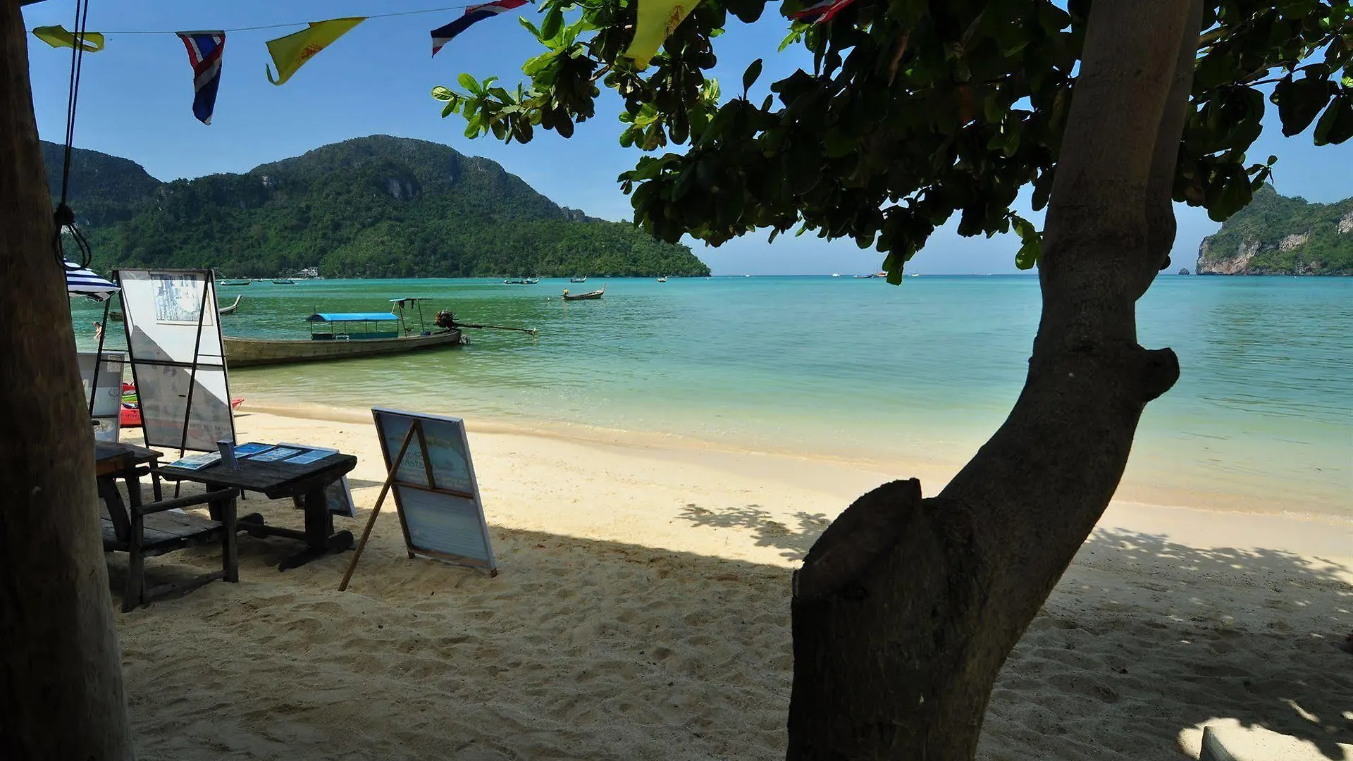 Dee Dee Beach House Phi Phi Don Thailand